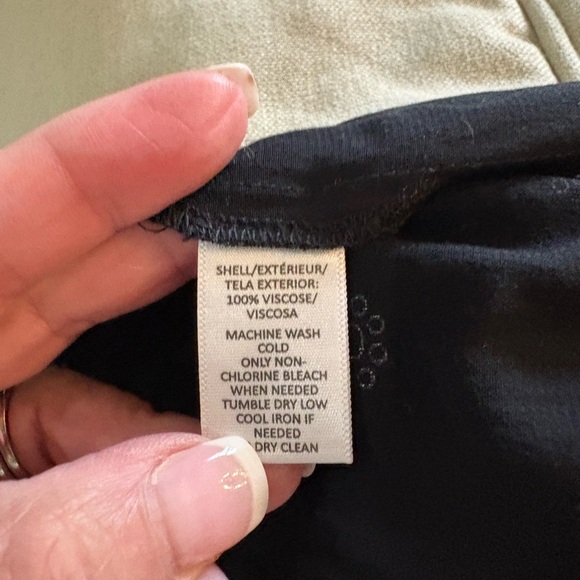 LOFT Black and White Floral Blouse - Picture 6 of 6